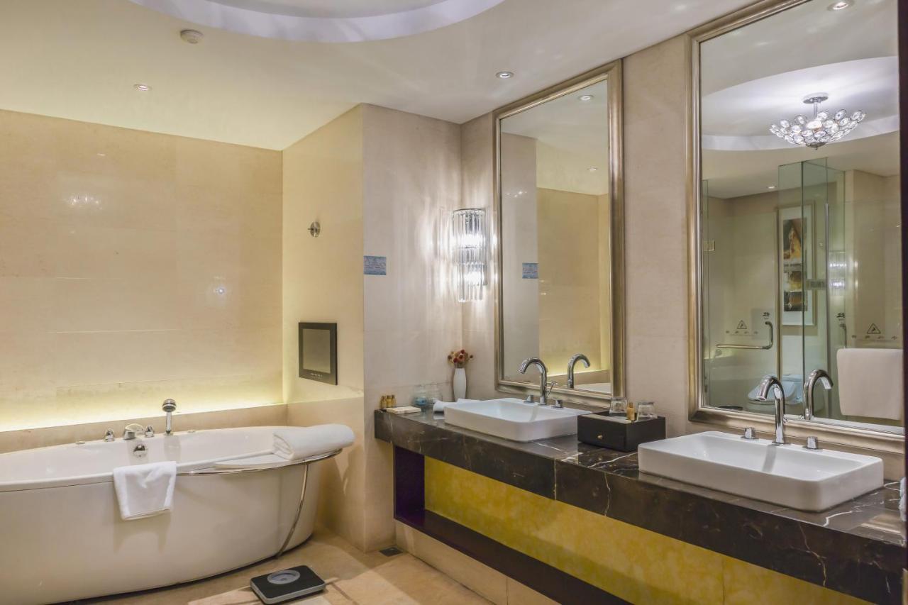ホテル Wyndham Xinyang Downtown エクステリア 写真