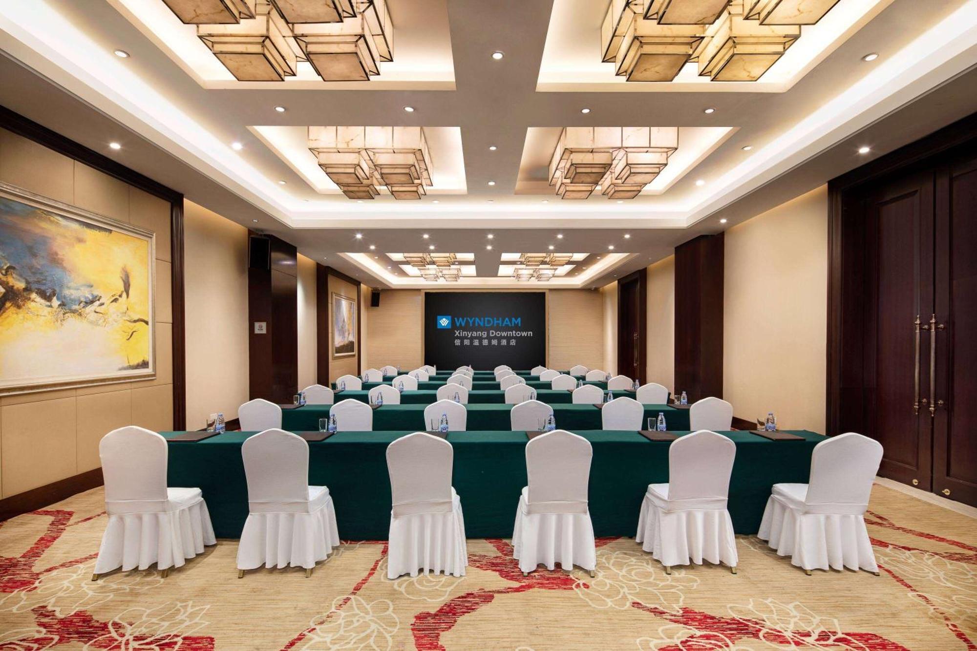 ホテル Wyndham Xinyang Downtown エクステリア 写真