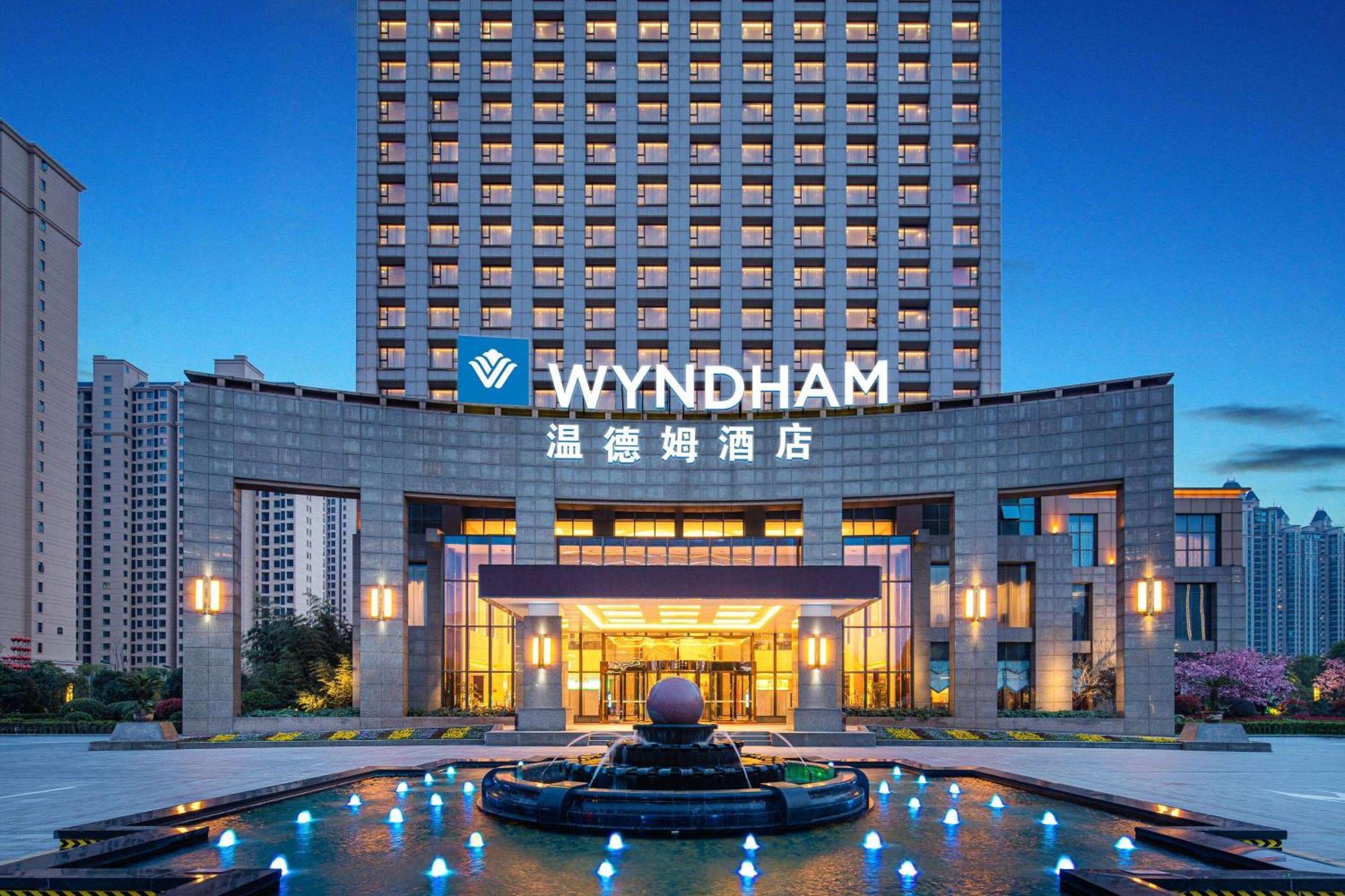 ホテル Wyndham Xinyang Downtown エクステリア 写真